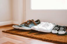 5 Cara Mudah Membersihkan Sepatu Kotor dan Bau Tanpa Air 