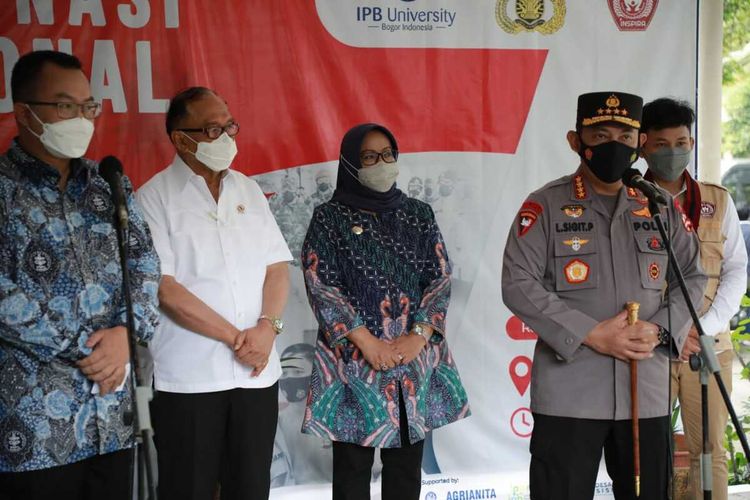 Kapolri Jenderal Pol Listyo Sigit Prabowo didampingi Rektor IPB Arif Satria dan Bupati Bogor meninjau vaksinasi Covid-19 di Kampus IPB University, Kecamatan Dramaga, Kabupaten Bogor, Jawa Barat, Selasa, (3/7/2021).