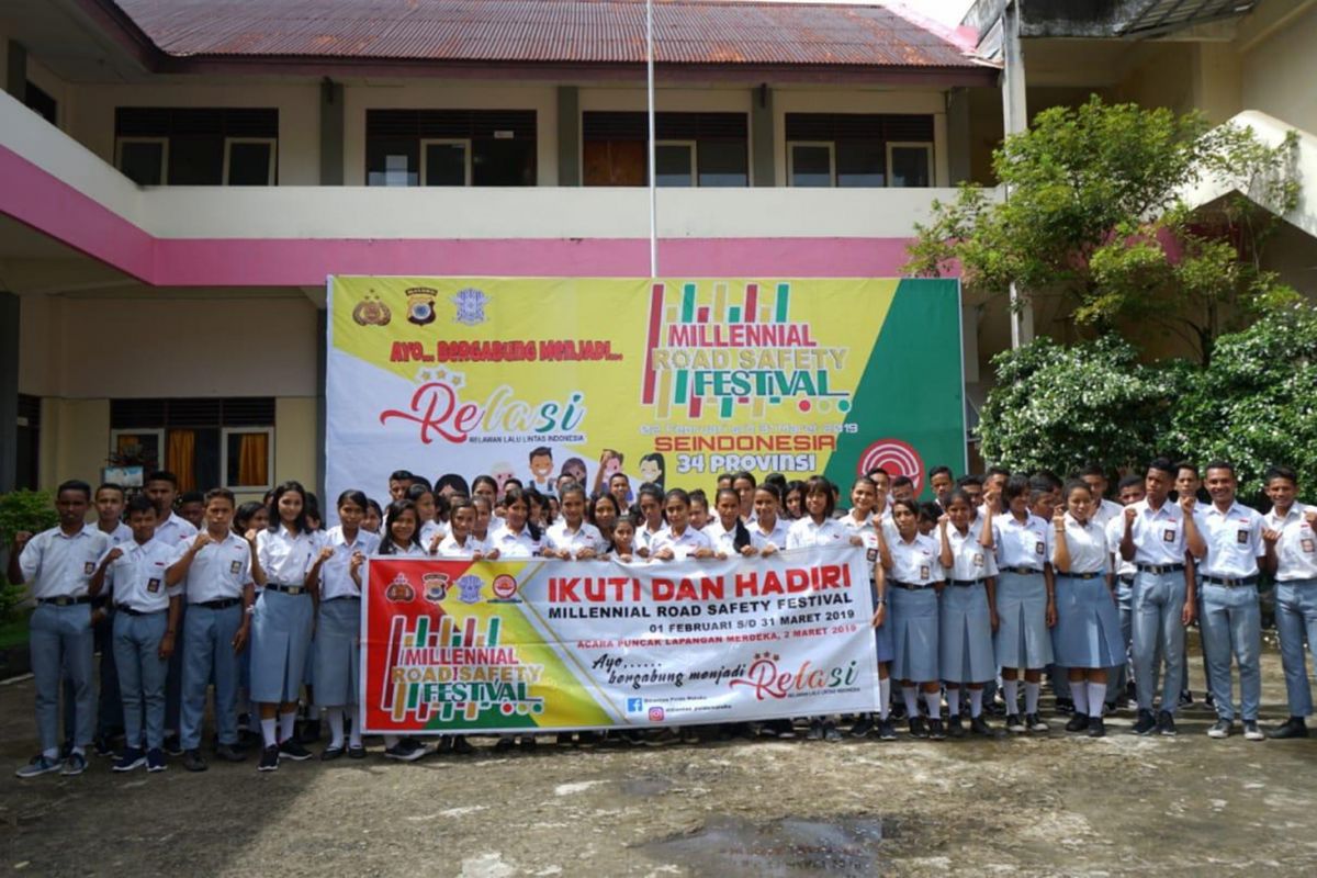 Ratusan siswa SMA Pertiwi Ambon mengikuti sosialisasi tertib berlalu lintas oleh Ditlantas Polda Maluku, Rabu (23/1/2019). Kegiatan tersebut menjadi rangkaian kegiatan Millenial Road Safety (MRS) Festifal 2019 di Ambon