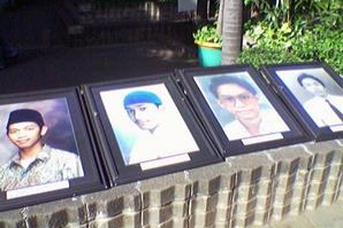 Empat mahasiswa Trisakti yang tewas ditembak 12 Mei 1998: Hafidin Royan, Elang Mulyana, Hendriawan Lesmana, dan Hery Hartanto.