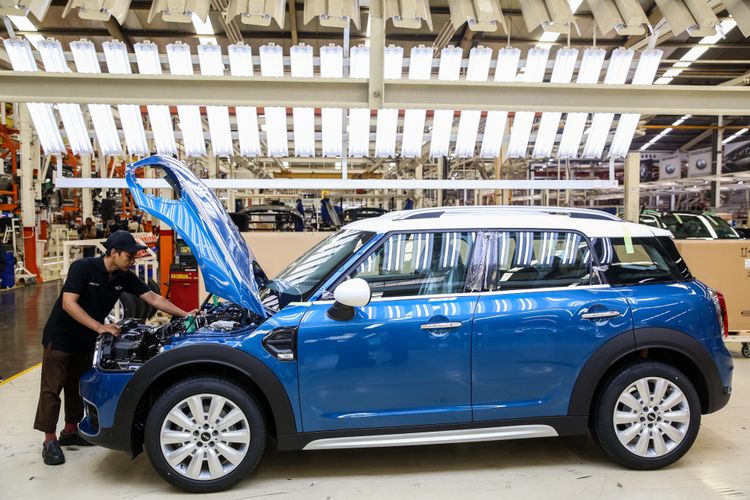 Pekerja menyelesaikan perakitan mobil New Mini Cooper Countryman di pabrik BMW Production Network 2, PT Gaya Motor, Jakarta Utara, Kamis (6/9/2018). Edisi pertama yang dirakit terdiri dari dua varian, yakni MINI Cooper Countryman dan New MINI Cooper S Countryman Sports.