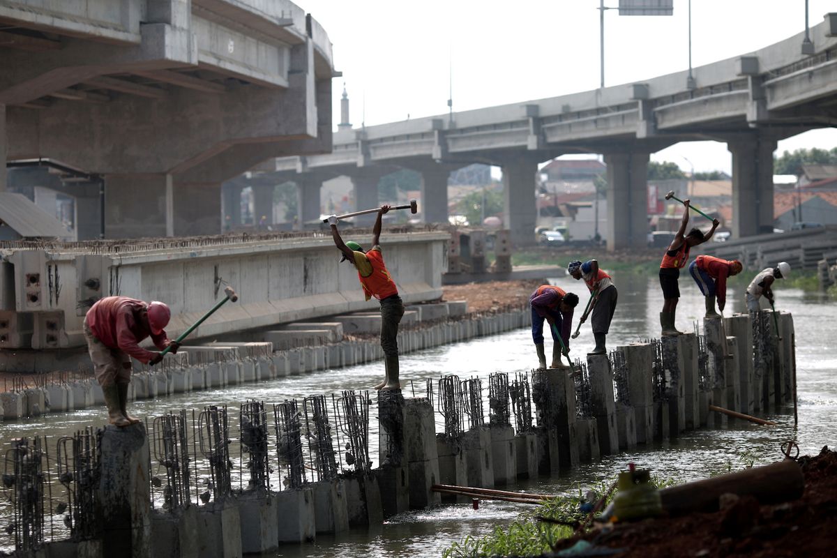 Pekerja merapikan turap pembatas aliran Kalimalang dikolong proyek pembangunan Jalan Tol Becakayu (Bekasi-Cawang-Kampung Melayu) di Cipinang, Jakarta Timur, Kamis (21/9). Pembangunan tol sepanjang 21 kilometer terus dikerjakan dan diharapkan bisa mengurai kemacetan di kawasan tersebut. 

Kompas/Agus Susanto (AGS)
21-09-2017