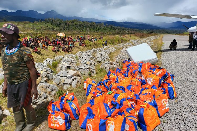 Bantuan yang diberikan pemerintah untuk mengatasi kekeringan di beberapa distrik di Kabupaten Puncak, Papua Tengah. 
