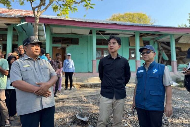 Gibran Tinjau Sekolah Rusak akibat Gempa di Mangarai Timur, Minta Segera Diperbaiki