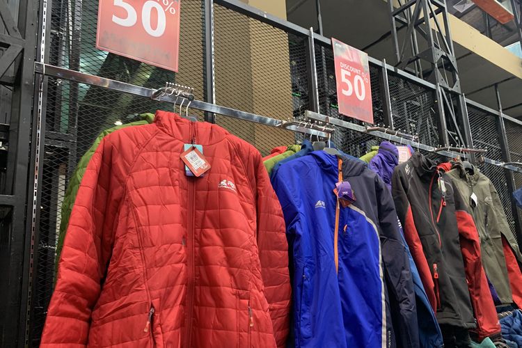 Diskon pakaian outdoor juga bisa ditemukan di booth Rei di INDOFEST 2026 dengan promo potongan harga hingga 50 persen. Misalnya, harga jaket hiking Rp 449.000 yang dipangkas 50 persen menjadi hanya Rp 220.000-an.