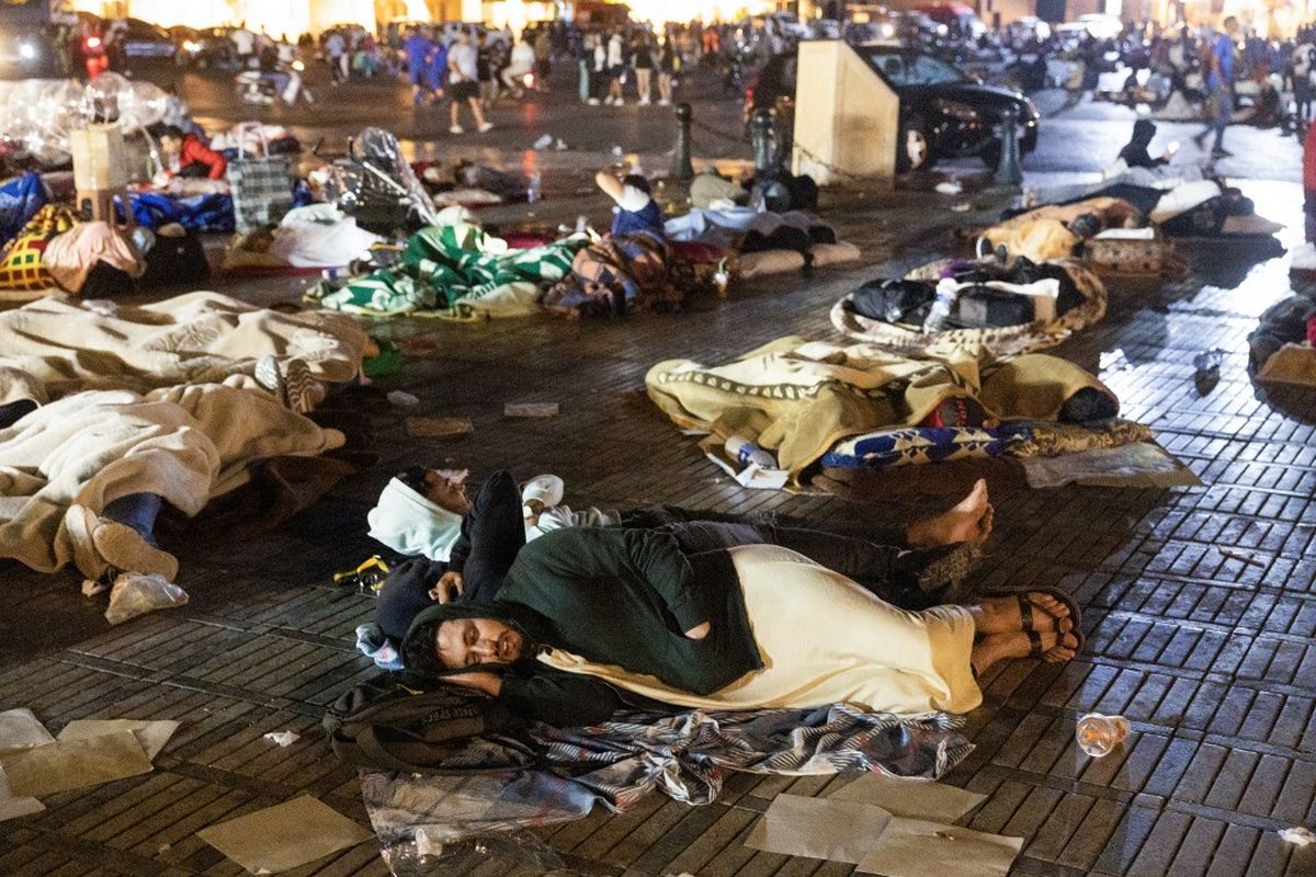 Warga berlindung di alun-alun setelah gempa Maroko di Marrakesh pada 9 September 2023.