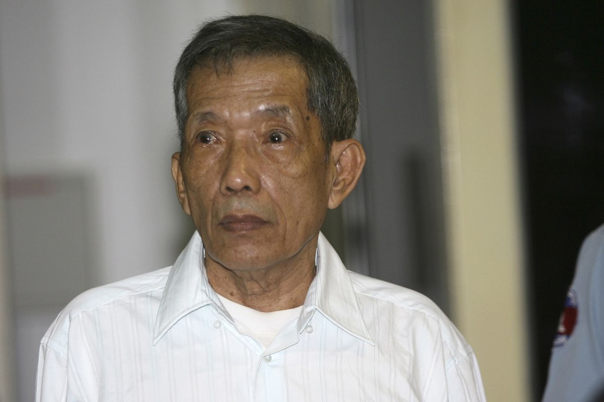Dalam foto bertanggal 30 Maret 2020, nampak mantan komandan penjara Khmer Merah, Kaing Guek Eav atau dikenal sebagai Kamerad Duch. Dia dijatuhi hukuman penjara seumur hidup setelah mengaku atas penyiksaan dan pembunuhan puluhan ribu tahanan selama periode 1975-1979. Dia dilapoirkan meninggal dalam usia 77 tahun pada Rabu (2/9/2020).