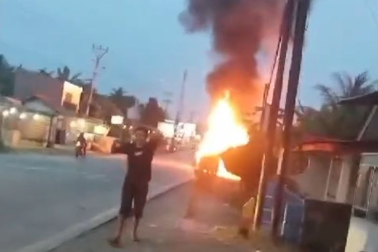 Tangkapan layar video yang memperlihatkan pria diduga sopir APV berjalan menjauhi lokasi kebakaran di jalan raya Tambak, Kabupaten Banyumas, Jawa Tengah, 