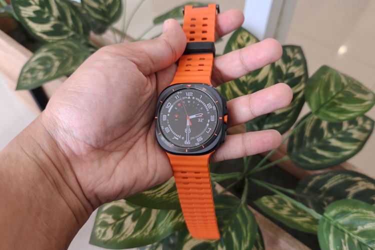 Samsung Galaxy Watch Ultra dengan strap oranye.