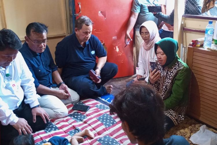 Menteri Sosial Republik Indonesia Tri Rismaharini mengunjungi anak korban kekerasan di Kelurahan Patokan, Kecamatan Situbondo, Kabupaten Situbondo, Provinsi Jawa Timur, Minggu (31/3/2024). 
