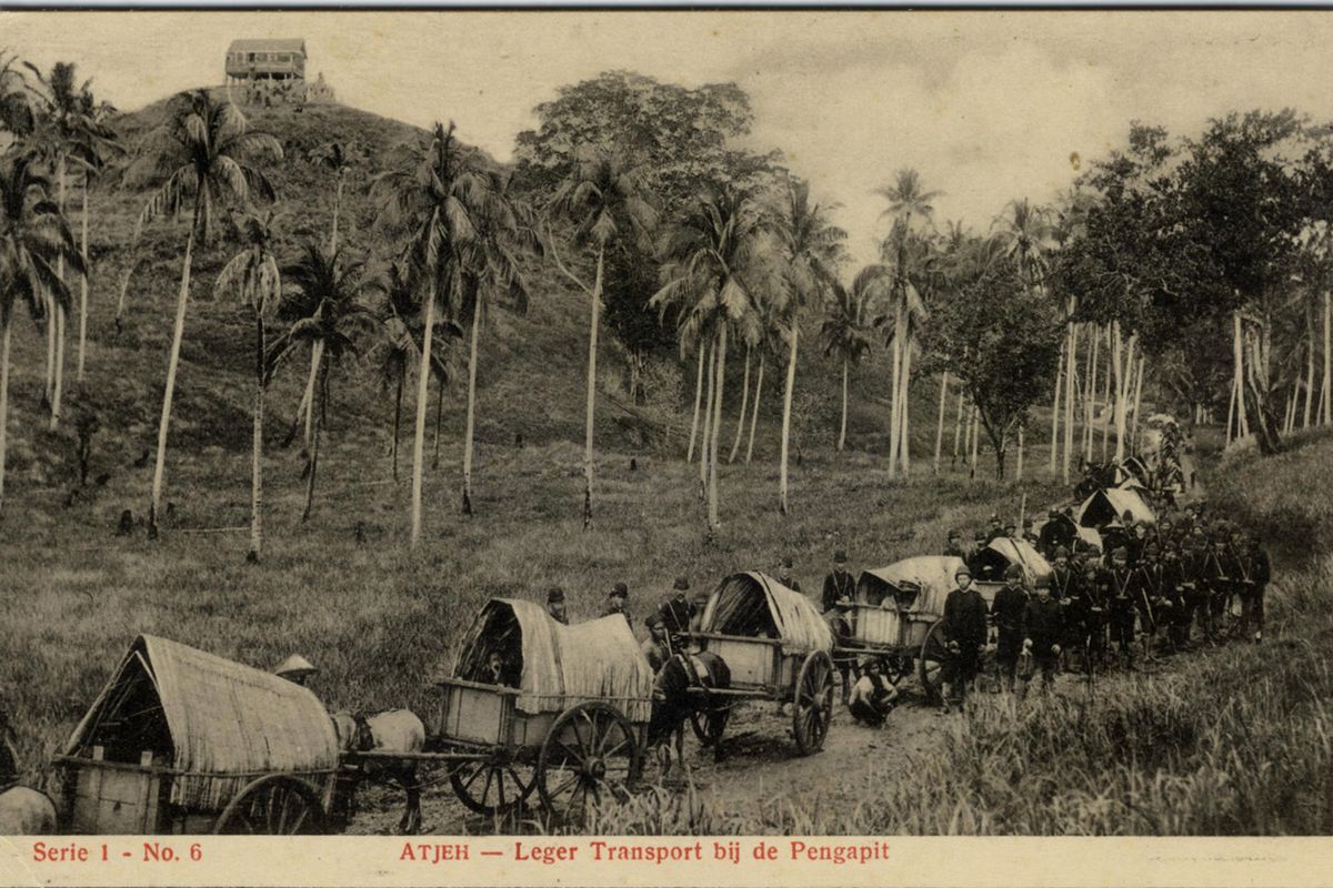 A post card illustrating Dutch soldiers during war in Aceh (1905-1919). 