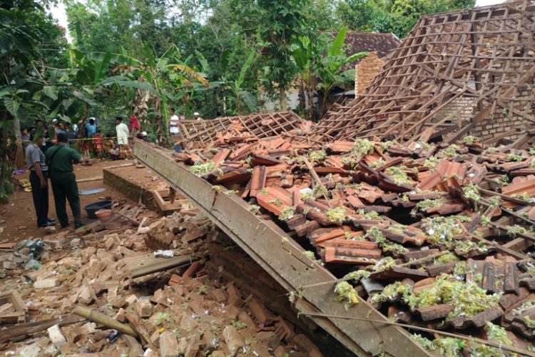 Rumah Suud ambruk akibat ledakan mercon yang dibakar oleh anaknya sendiri.