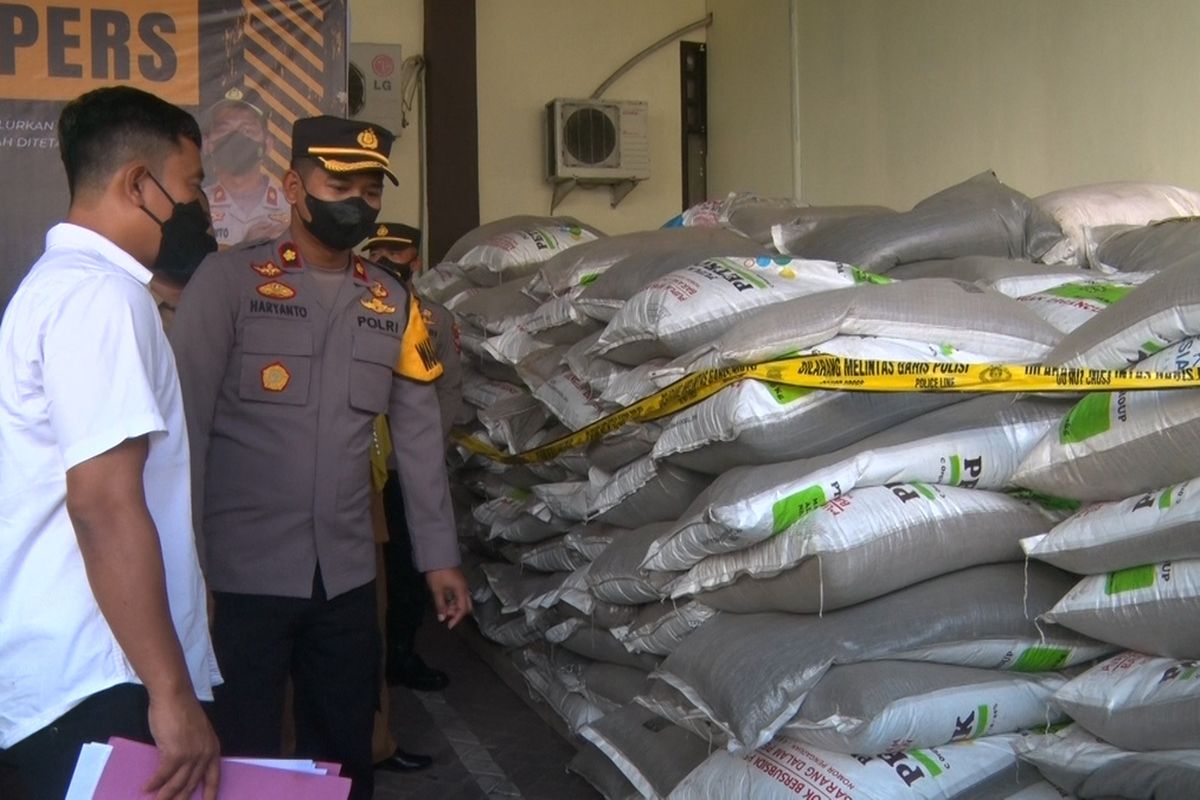 Polisi menyita pupuk subsidi yang dijual secara ilegal, di Trenggalek Jawa Timur, Senin (13/06/2022).