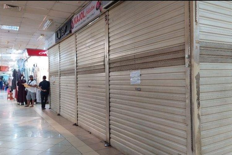 Deretan kios pedagang terlihat tutup di pusat perbelanjaan Thamrin City, Jakarta Pusat, Senin (13/9/2021). Para pedagang di kios-kios tersebut memutuskan tidak lagi berjualan akibat sepinya pembeli. 