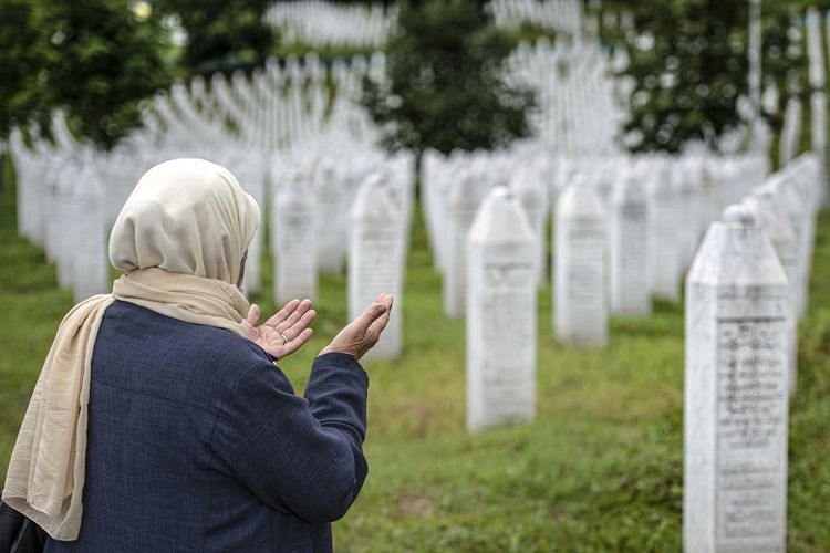 Seorang wanita berdoa di pemakaman peringatan di Potocari, dekat Srebrenica, Bosnia, Selasa, 7 Juli 2020. Seperempat abad setelah mereka terbunuh di Sreberenica, delapan pria dan anak lelaki Bosnia akan dimakamkan Sabtu, 11 Juli. Lebih 8.000 Muslim Bosnia tewas dalam 10 hari pembantaian setelah kota itu dikuasai pasukan Serbia Bosnia pada bulan-bulan terakhir perang saudara 1992-95 di negara itu.