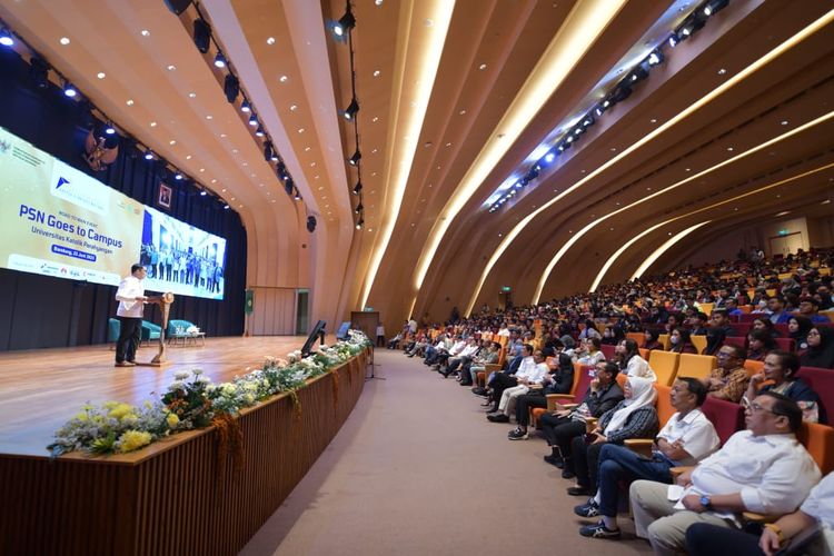 Gubernur Jawa Barat Ridwan Kamil dalam kegiatan PSN Goes To Campus.
