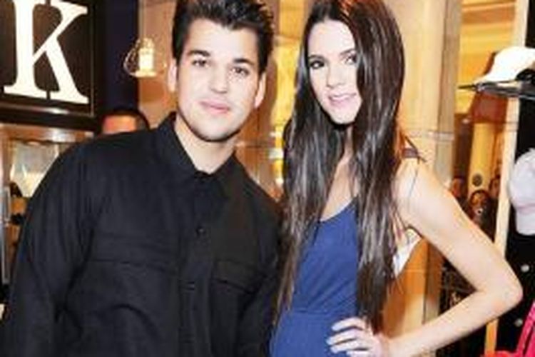 Rob Kardashian bersama Kendall Jenner.