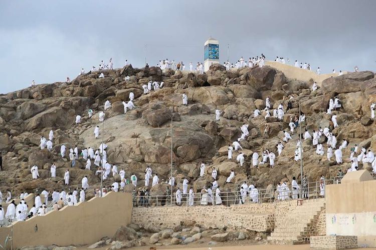 Umat Muslim berkumpul dan berdoa di Padang Arafah, atau juga dikenal sebagai Jabal Rahmah, Arab Saudi, saat puncak ibadah haji di tengah pandemi Covid-19, Kamis (30/7/2020). Pelaksanaan haji yang istimewa tahun ini di tengah pandemi Covid-19 hanya diikuti sekitar 1.000 jemaah, dengan protokol kesehatan yang ketat.