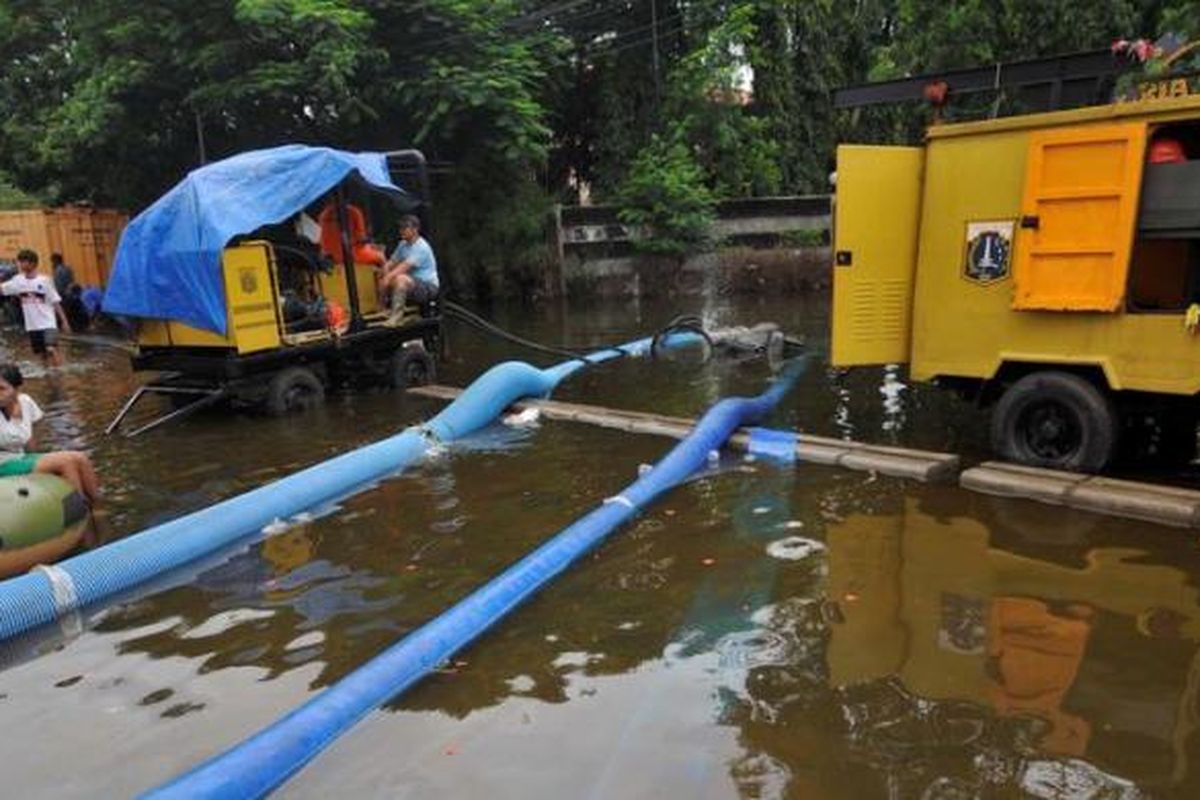 Pompa penyedot banjir dikerahkan untuk menyedot banjir yang masih menggenangi kawasan Jalan Pluit Barat Raya, Jakarta Utara, Kamis (24/1/2013). Banjir masih menggenangi kawasan itu dengan ketinggian sekitar 50-80- sentimeter.