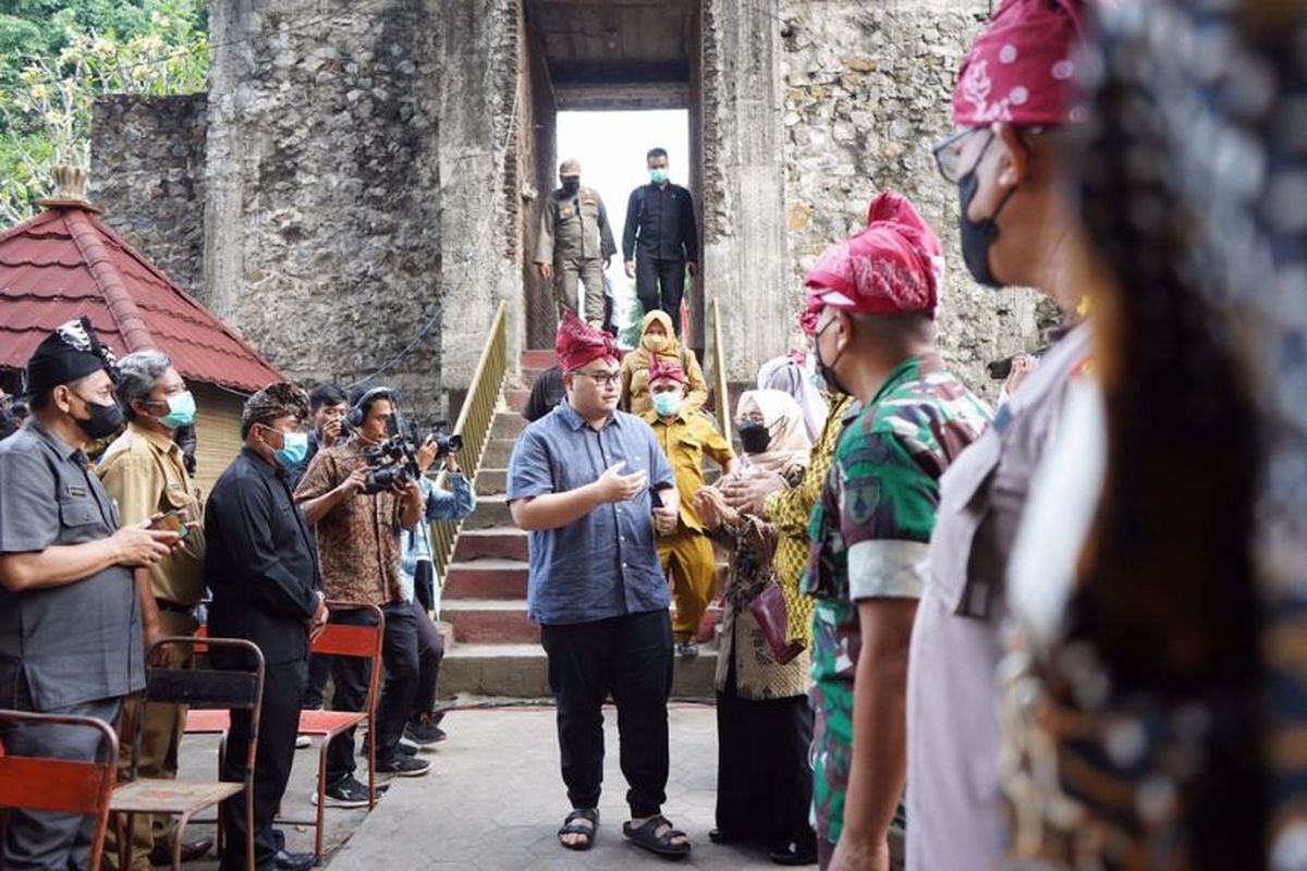 Bupati Kediri Hanindhito Himawan Pramana dalam acara FGD di Sendang Tirto Kamandanu, Kabupaten Kediri, Jawa Timur (Jatim), Senin (15/8/2022) 