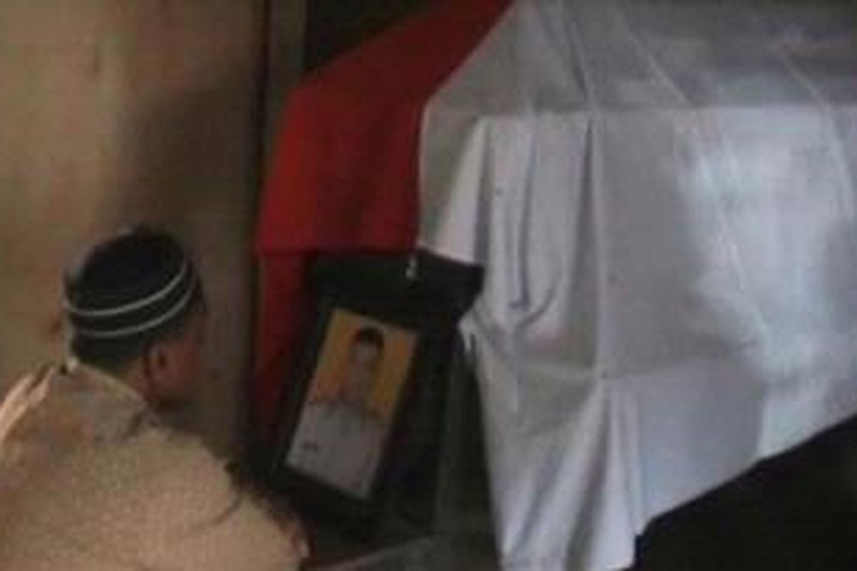 Jenasah Brigadir (Anumerta) Winarto disemayamkan di rumah duka, Sabtu, (22/12/2012)