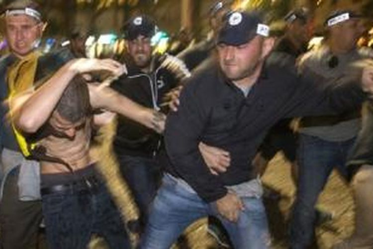 Polisi Israel bentrok dengan demonstran warga Yahudi asal Ethiopia di Tel Aviv, Israel Minggu (3/5/2015).