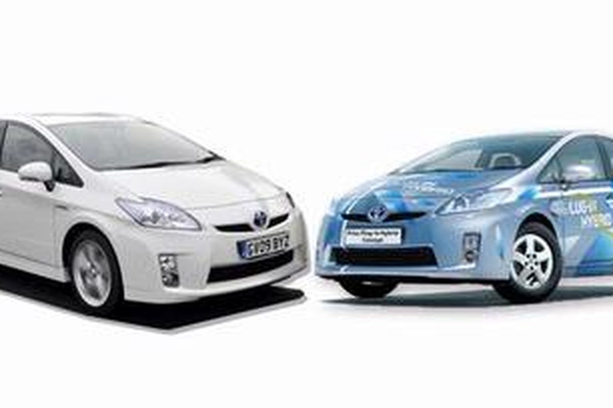 Prius HV (kiri) vs PHV (kanan)