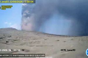 Gunung Anak Krakatau Erupsi Hari Ini, Kolom Abu Capai 400 Meter, Bergerak ke Barat Daya