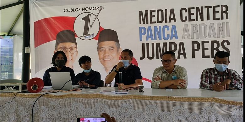 Tim Advokasi pasangan Panca-Ardani memberi keterangan dalam jumpa pers yang digelar Jumat (16/10/2020) terkait diskualifikasi paslon petahana Ilyas-Endang oleh KPU Ogan Ilir.
