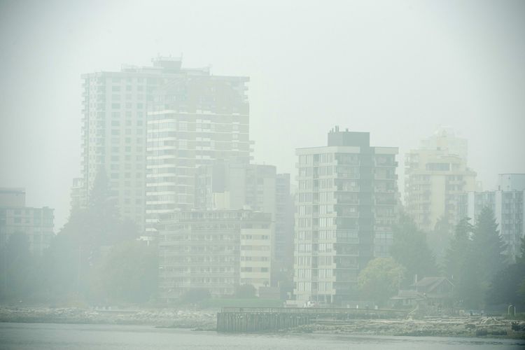 Foto arsip tertanggal 14 September 2020 menunjukkan gedung-gedung di Vancouver, British Columbia, Kanada, diselimuti kabut asap dari kebakaran California.
