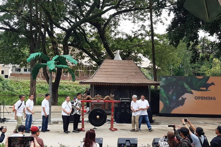 Wali Kota Solo Gibran Rakabuming Raka secara simbolis memukul gong sebagai tanda diresmikan Solo Safari, Jumat (27/1/2023).