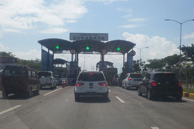 Pintu gerbang tol Suramadu sisi Surabaya