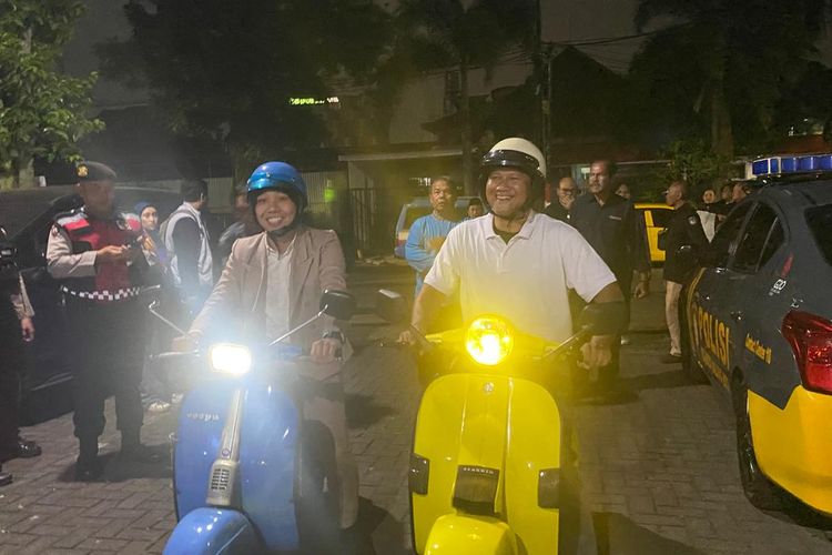 Selebgram Rizky Boncell bersama Heri Cahyono saat mendaftar sebagai calon independen Pilkada Kota Malang, Jawa Timur, Minggu (12/5/2024) malam