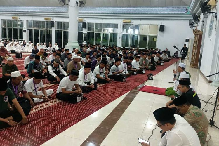 Kegiatan zikir dan doa keselamatan pelaksanaan haji 2024 di Masjid Kuba Asrama Haji Sudiang Makassar, Sulsel, Kamis (16/5/2024)