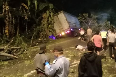 Rem Blong, Truk Pengangkut Minyak Goreng Tabrak Sedan hingga Bikin Pohon Tumbang