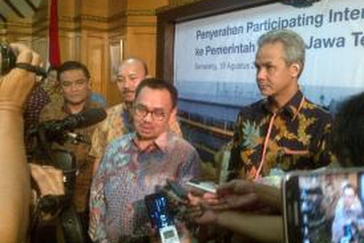 Menteri ESDM Sudirman Said bersama Gubernur Jawa Tengah Ganjar Pranowo seusai penyerahan 10 persen participating interset atas pengelolaan blok gas muria, Rabu (20/8/2015) malam.