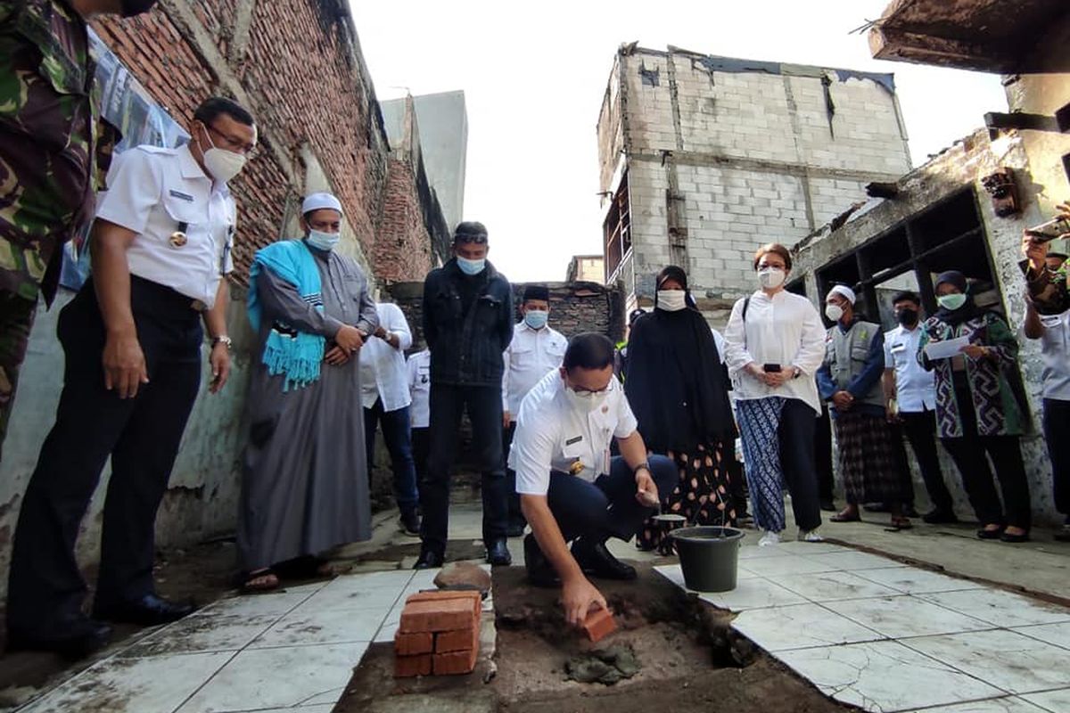 Gubernur DKI Jakarta Anies Baswedan melakukan proses peletakan batu pertama (groundbreaking) revitalisasi perumahan warga di Jalan Kembang V, Kwitang pada Rabu (31/3/2021).