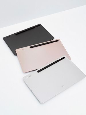 Galaxy Tab S8 hadir dalam pilihan warna Graphite (abu-abu), Pink Gold, dan Silver.