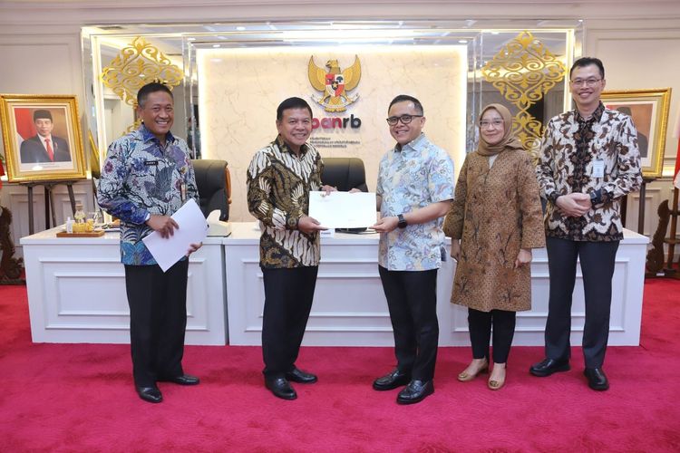 Menpan RB Abdullah Azwar Anas menyerahkan penetapan formasi CASN 2024 di lingkungan Kemenhan kepada Wakil Menteri Pertahanan (Wamenhan) M Herindra di Jakarta, Jumat (7/6/2024).