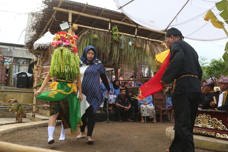 Tarian Seblang Olehsari Banyuwangi 