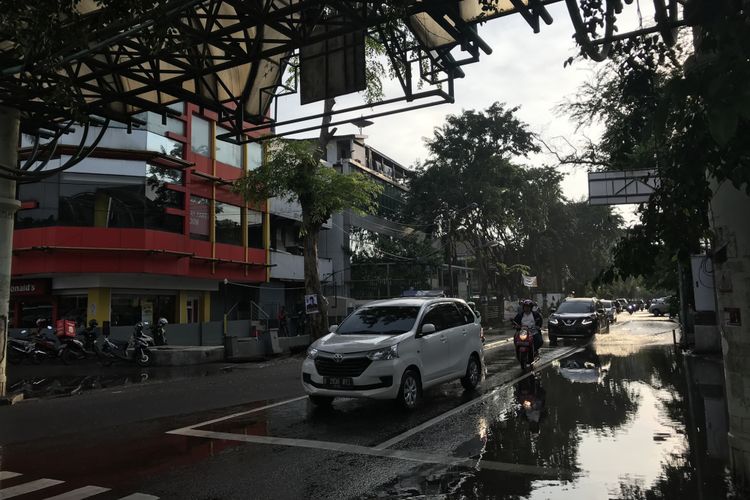 Jalan masuk komplek Green Garden, Kedoya Utara, Jakarta Barat yang tadinya banjir setinggi 70 centimeter sudah berangsur surut, Selasa ( 5/3/2019). 