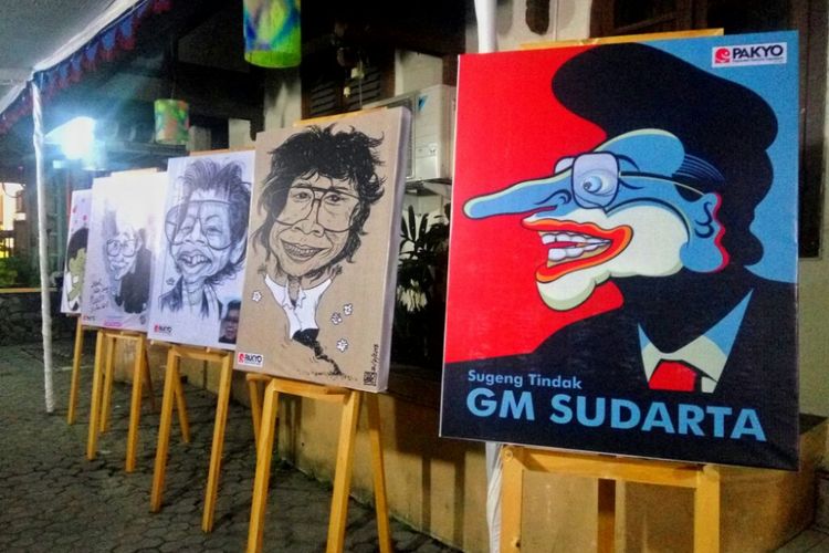 Karikatur GM Sudarta karya para kartunis Indonesia yang terpasang di halaman Bentara Budaya Yogyakarta. Abu jenazah almarhum GM Sudarta disemayamkan di Bentara Budaya Yogyakarta sebelum esok Selasa (3/7/2018) dimakamkan di Makam Seniman Girisapto, Imogiri, Bantul.