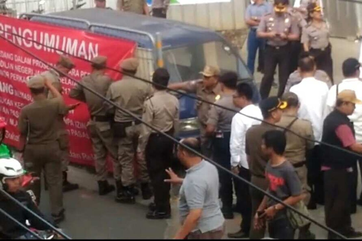 Pemerintah Kota Administrasi Jakarta Selatan mengambil alih lahan warga di Jalan Panglima Polim Raya yang sedang diperkarakan di pengadilan, Kamis (7/9/2017).