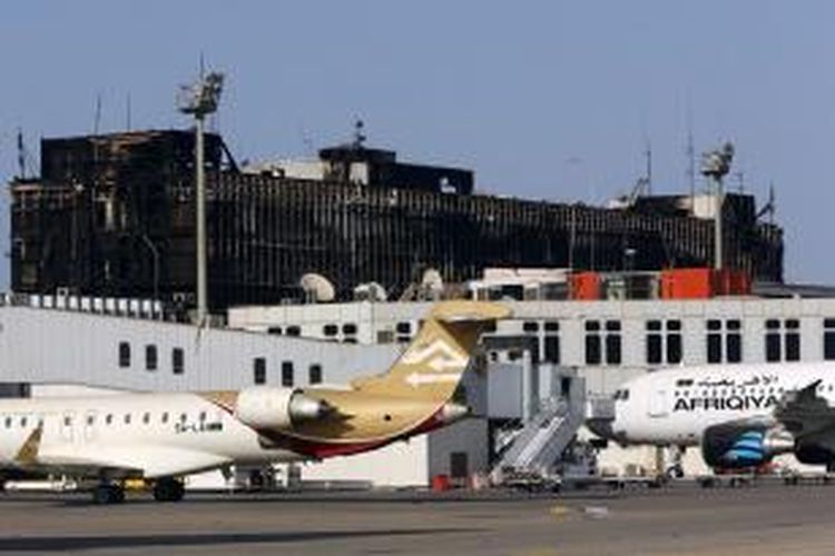 Foto ini diambil pada 26 Agustus 2014, menampilkan suasana Bandara Internasional Tripoli setelah direbut kelompok militan Fajar Libya. Sejumlah sumber intelijen mengatakan kelompok itu mencuri sejumlah pesawat komersial yang akan digunakan dalam sebuah aksi teror mirip tragedi 11 September 2001.
