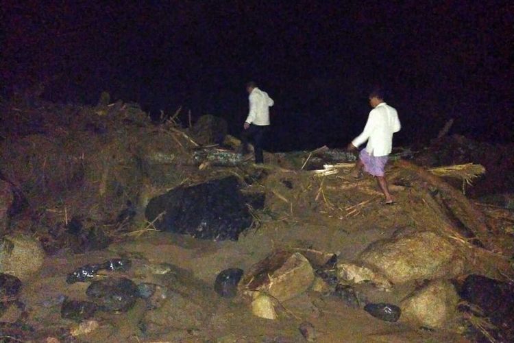 Warga dan petugas memantau banjir bandang di banjir bandang di Dusun Siria Ria, Desa Pematang, Kecamatan Na IX-X,  Kabupaten Labuhan Batu Utara (Labura) pada Minggu (29/12/2019) dini hari.