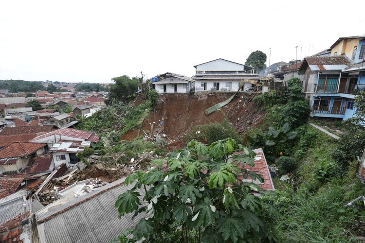 Lokasi tanah longsor terjadi di Gang Barjo, Kelurahan Kebon Kalapa, Kecamatan Bogor Tengah, Kota Bogor, Jawa Barat, Jumat (14/10/2022). Sebanyak delapan orang warga Gang Barjo, Kampung Kebon Jahe, Kelurahan Kebon Kalapa, Kecamatan Bogor Tengah, Kota Bogor, tertimbun longsor.