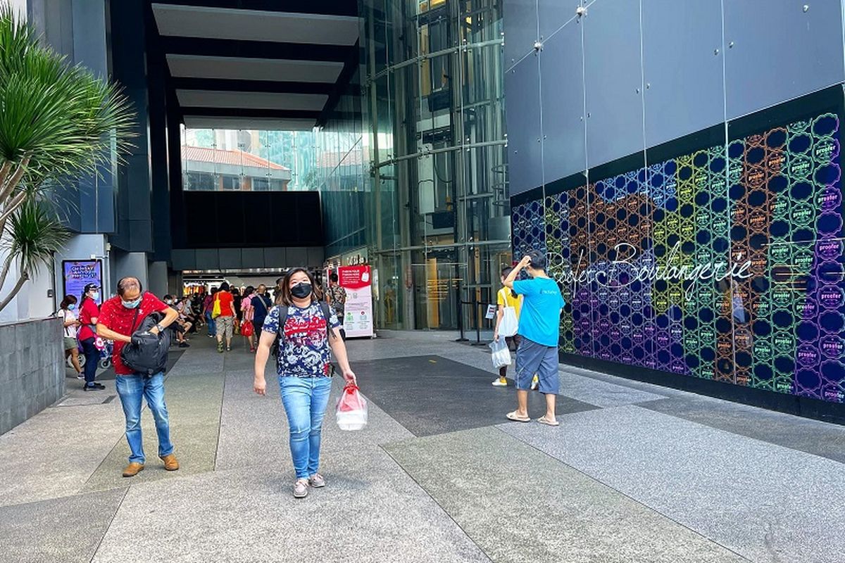 Pengunjung pusat perbelanjaan Clementi Mall di Singapura Barat terlihat berseliweran, Jumat sore (9/10/2021). Singapura kembali mengumumkan pembatasan sosial sejak Senin (27/9/2021) setelah angka harian kasus Covid-19 memecahkan rekor menembus angka tertinggi sejak pandemi berkecamuk pada Januari 2020.