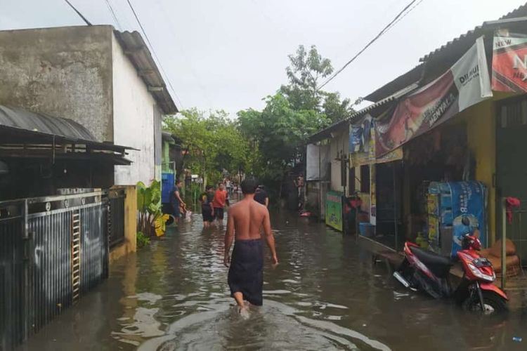 Tergenang Air Hujan di Medokan Ayu Surabaya Pasca Hujan Lebat