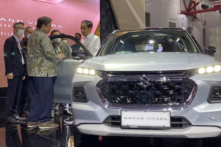 Presiden Republik Indonesia Joko Widodo penasaran dengan mobil Suzuki Grand Vitara