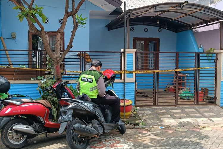 Rumah korban dan pelaku KDRT di Desa Watugede, Kecamatan Singosari, Kabupaten Malang dipagari garis polisi.